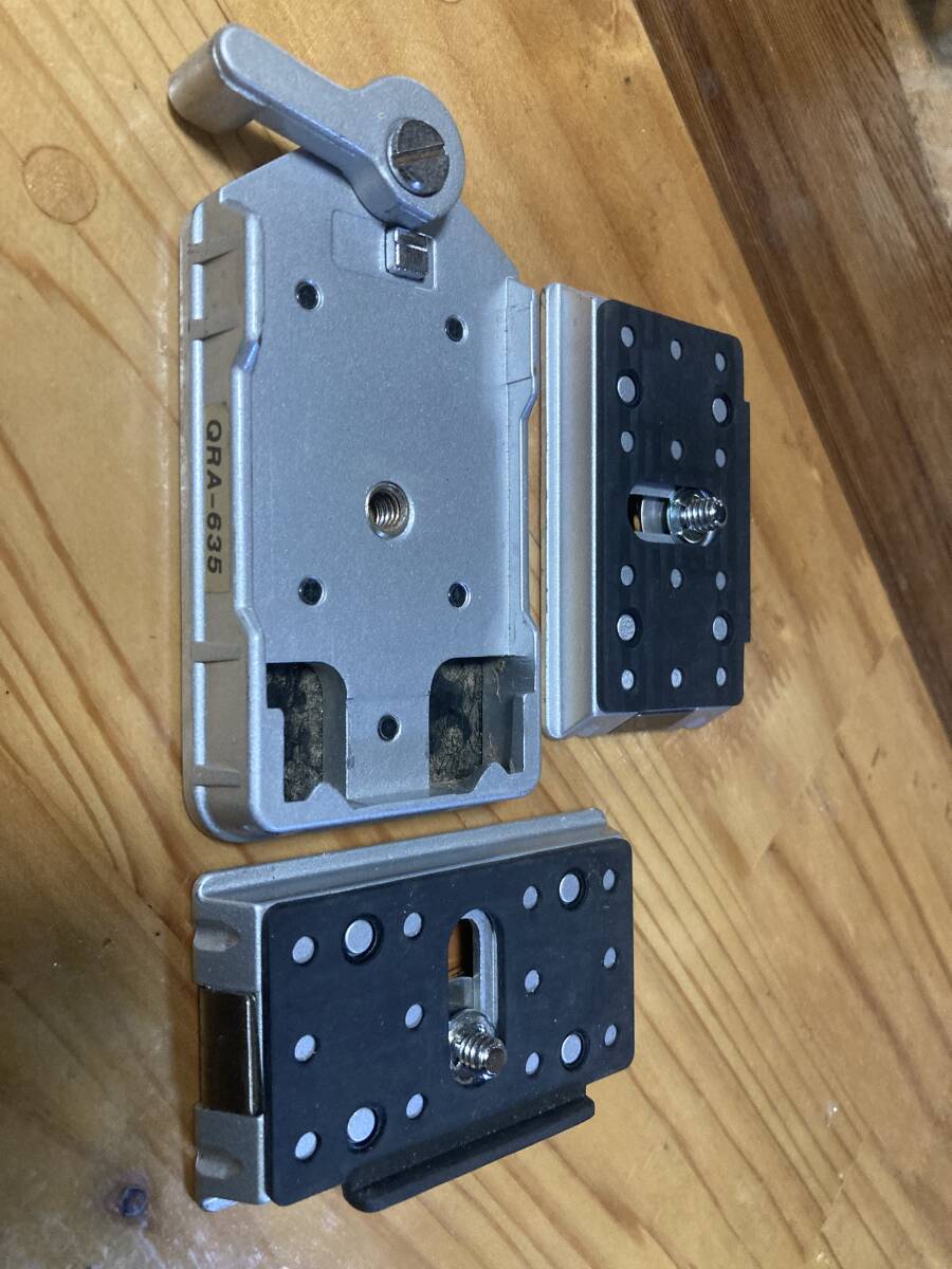 QRA-635 カメラ機材三脚装着用クイックシューアダプター、プレート2枚セット