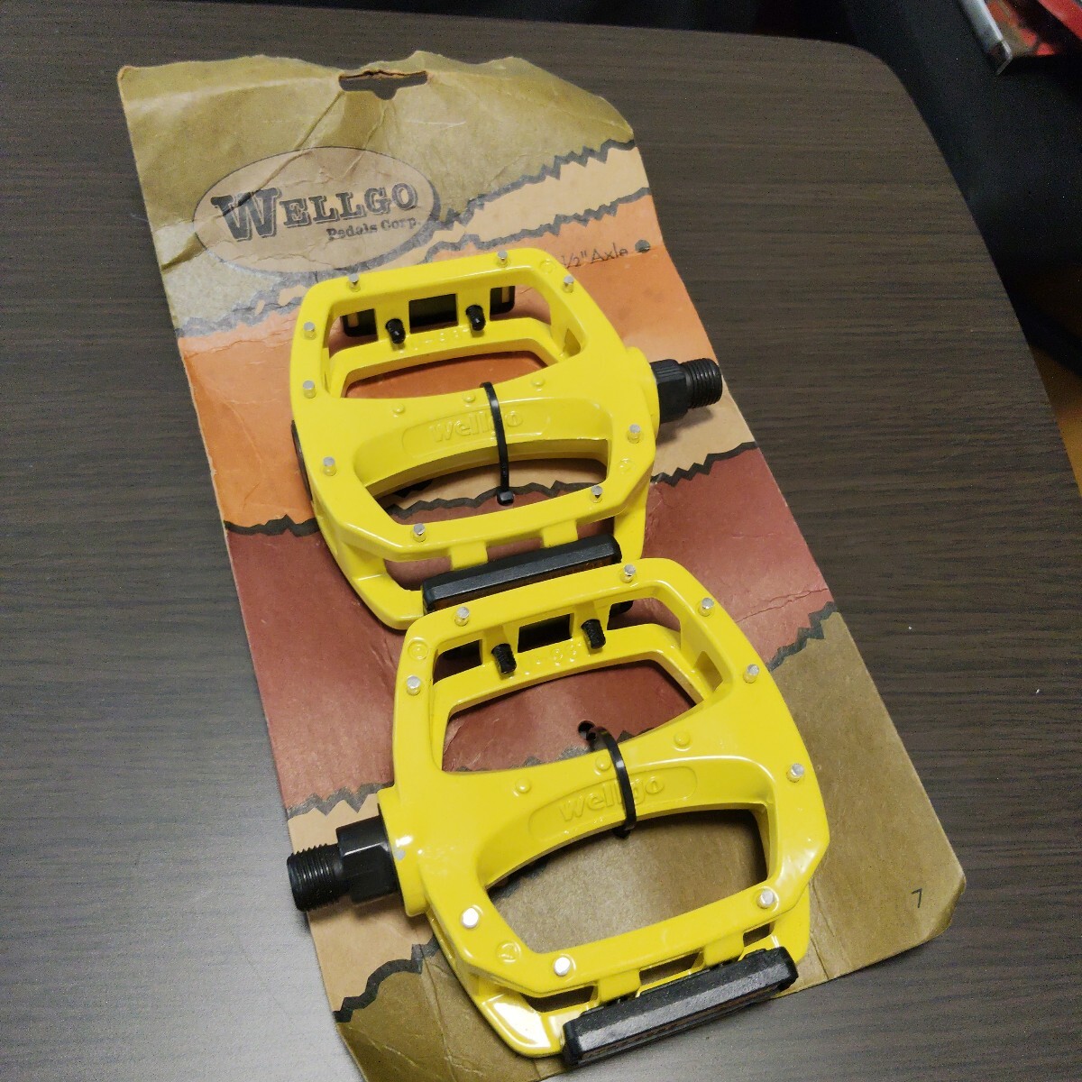 希少 未使用新品　WELLGO パーツ ペダル 左右ペア イエロー 黄色 ウェルゴ 自転車　型番 LU-987 ？