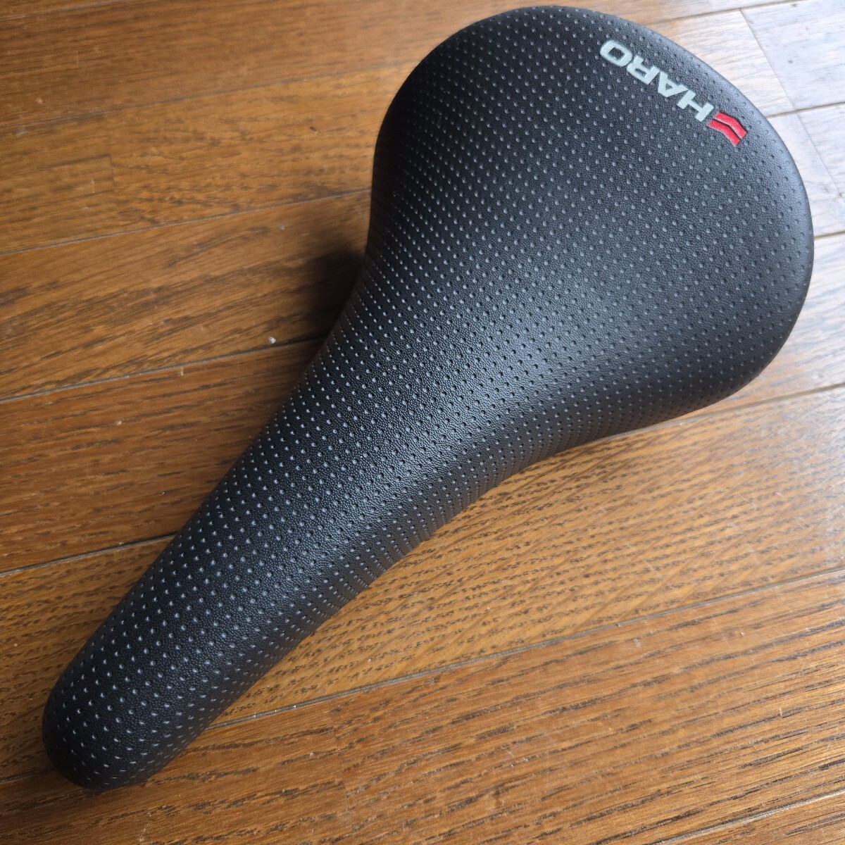 美品 HARO サドル　パンチング　ブラック 自転車