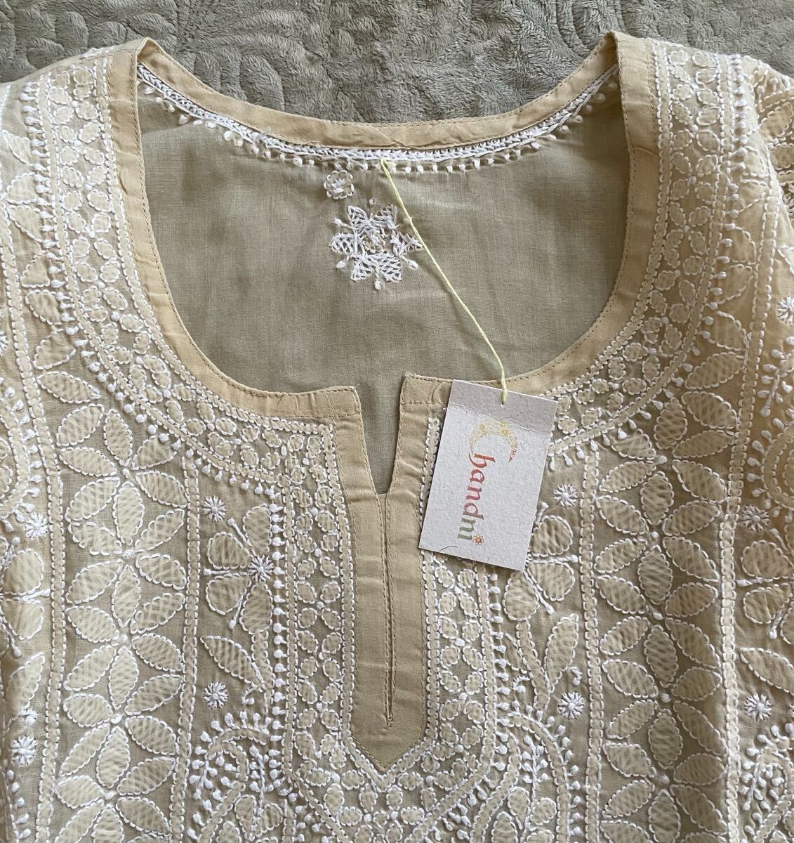 未使用タグ付きChandni チカンカリ刺繍　ミディアム　チュニック　定価8,900円　ベージュ白スリット花柄コットン綿チャンドニー　インド製