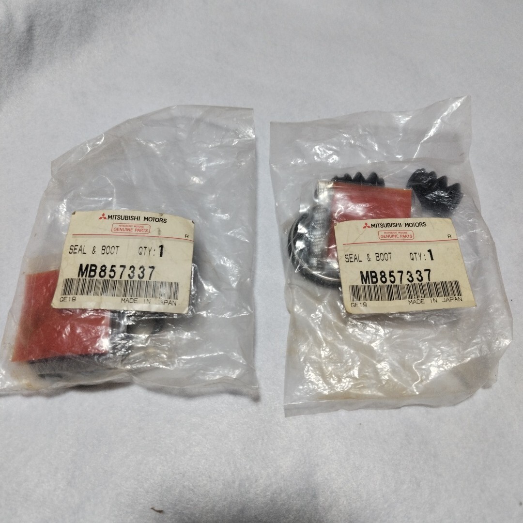 ミツビシ　三菱　MITSUBISHI MOTORS 純正部品 SEAL & BOOT MB857337 2個セット