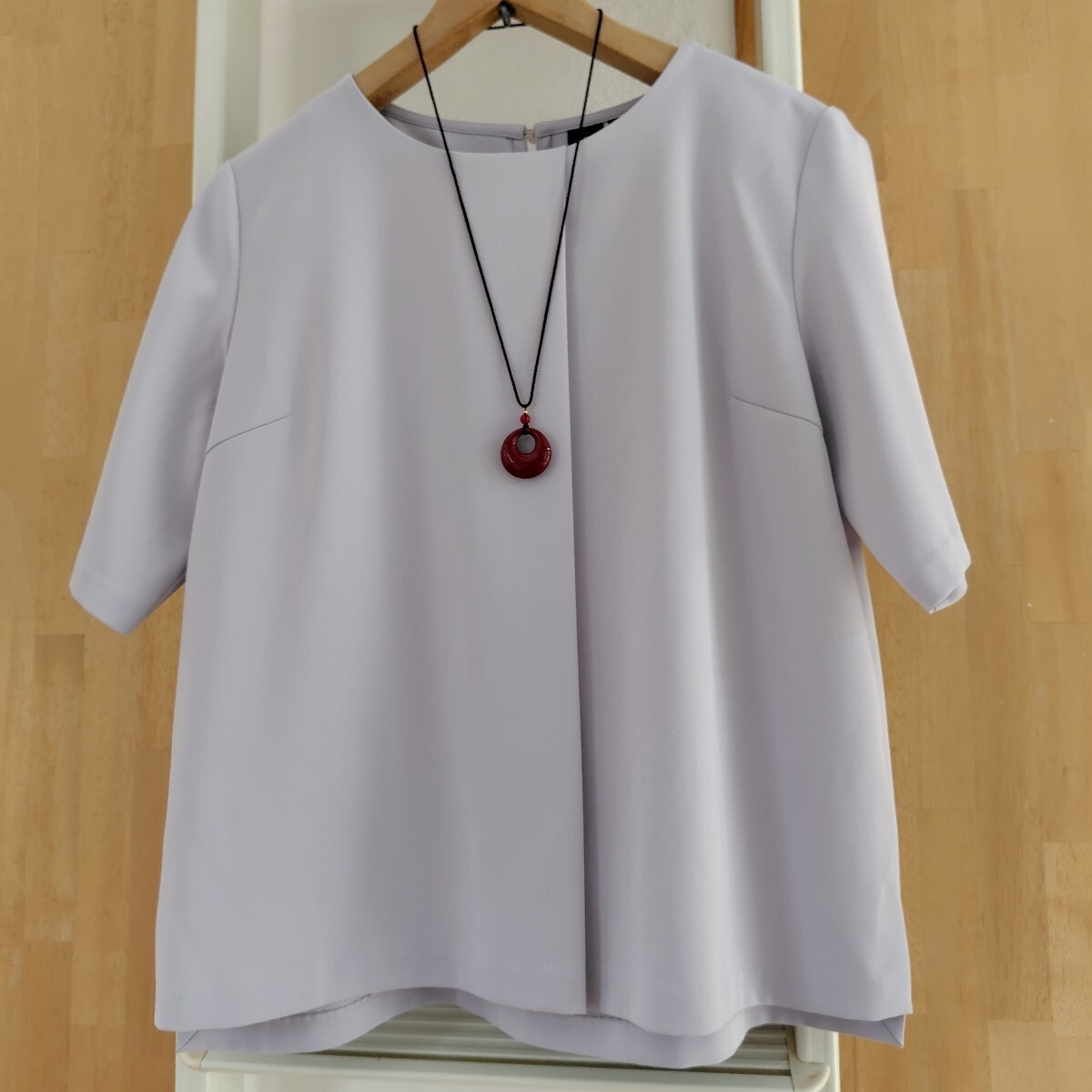 美品☆　WHITH　タックデザイン 半袖ブラウス　 グレー系　38 　後ろ長め　ビジネスにも