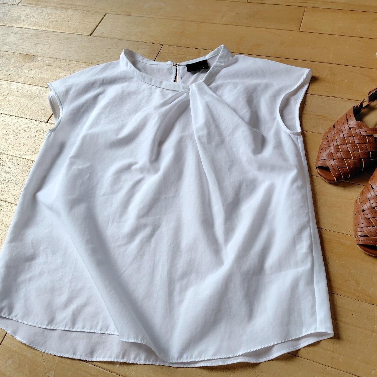 アバハウス　デザイン衿　前タック　フレンチスリーブブラウス 　可愛い　美品☆　すらっと見え
