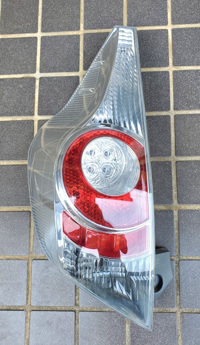 アクア NHP10 前期 純正 左 テールランプ テールレンズ スタンレー 52-252 打刻Z 中古品