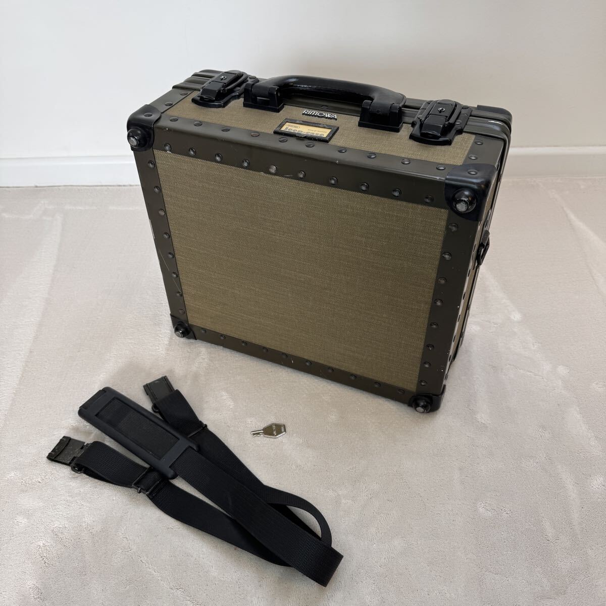 【美品】RIMOWA Safari Jeep Foto カメラケース 13L Sサイズ 鍵付き カーキグリーン ハードケース Made in Germany