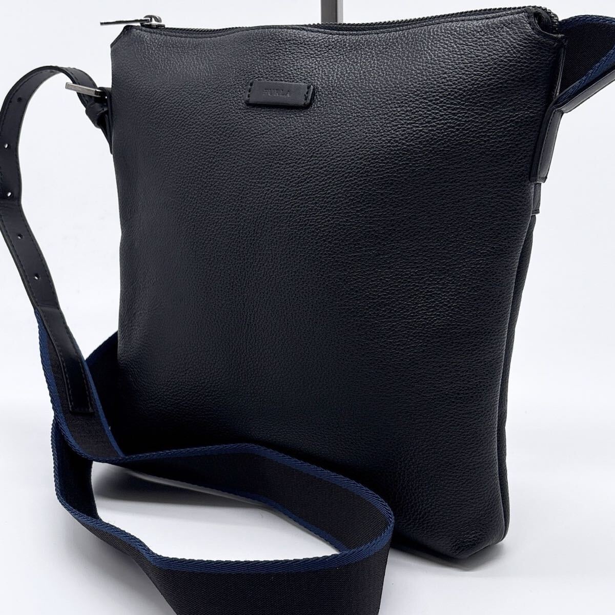 極美品●FURLA フルラ レザー ショルダーバッグ サコッシュ 斜め掛け ロゴ シボ革 ビジネス ブルー 青 メンズ ブラック 黒 クロスボディ