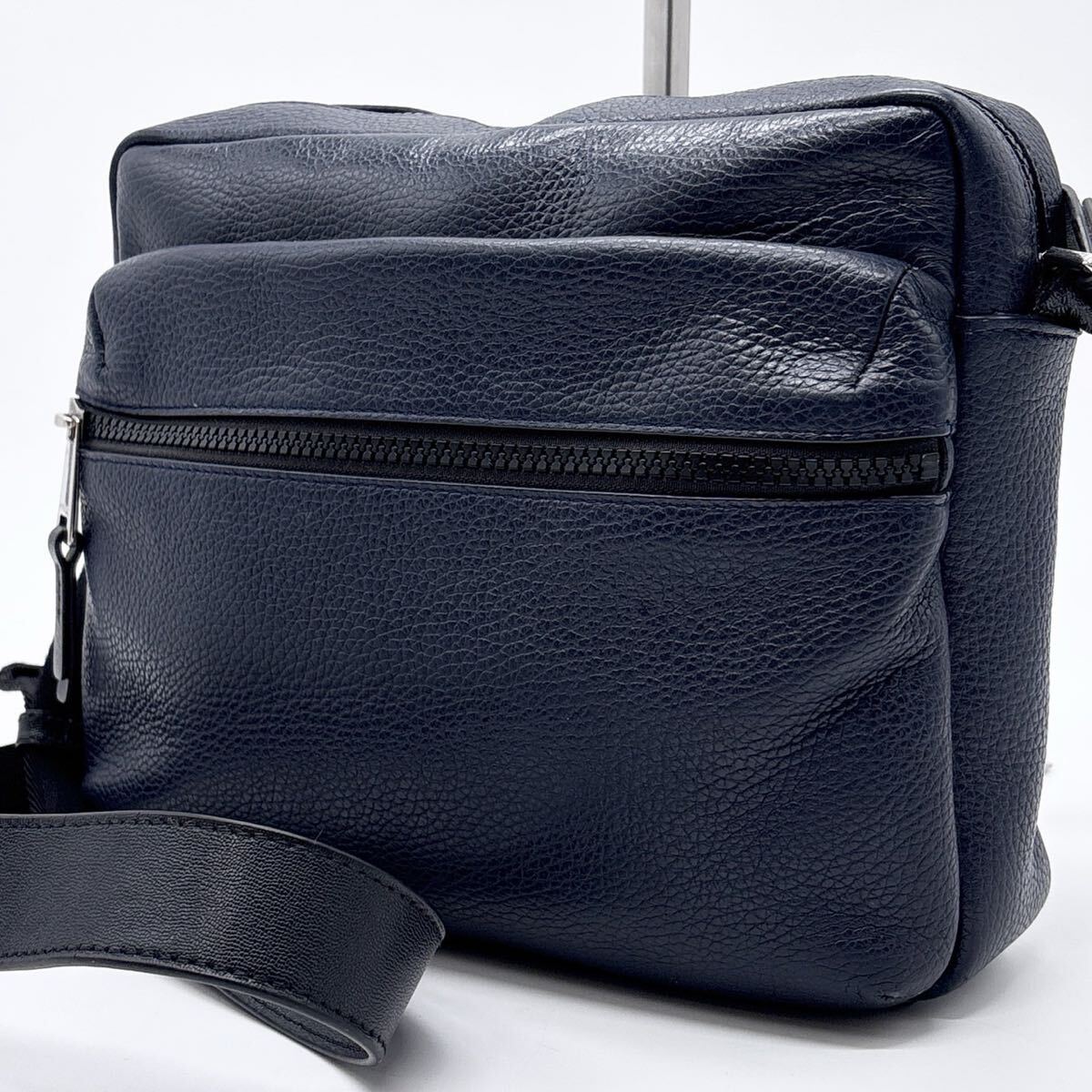極美品●FURLA フルラ レザー ショルダーバッグ サコッシュ 斜め掛け ロゴ シボ革 本革 ビジネス ネイビーブルー 紺青 カメラ クロスボディ