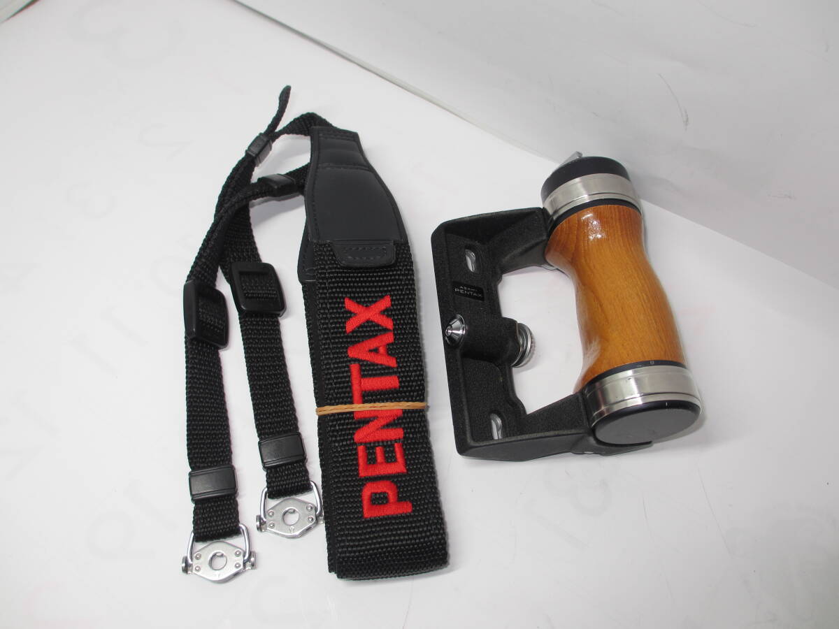 PENTAX 67 / 67II 用 木製グリップ ＋ ストラップ (金具付き) ■ 10730
