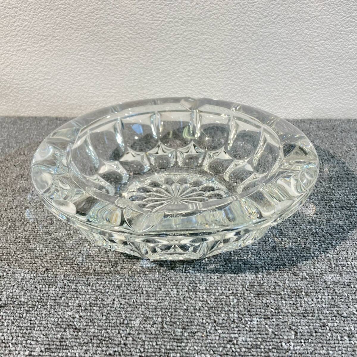 【あ345】ガラス製 灰皿 ガラス皿 クリスタル 丸型 卓上灰皿 昭和レトロ 小物入れ 花器 サイズ 直径 約20.8cm 高さ 約6.3cm