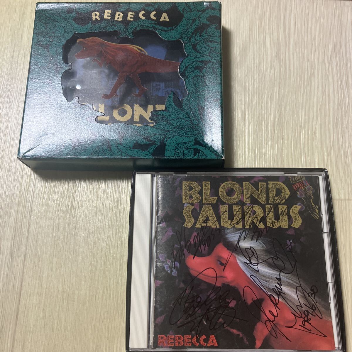 【中古品】レベッカ（REBECCA）メンバー直筆サイン入り ブロンドサウルス 32DH5235 BLONDSAURUS