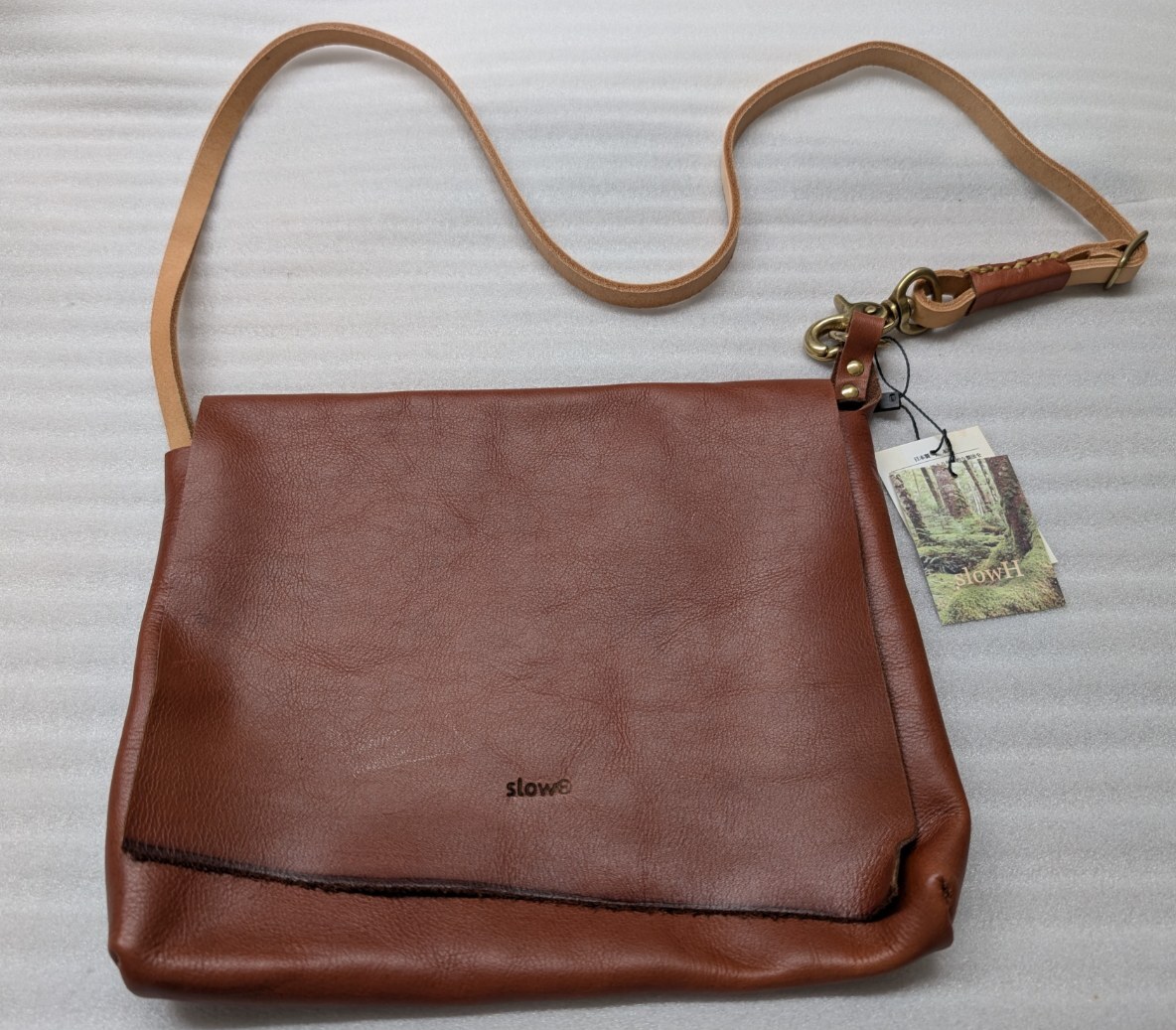 SLOW スロウ ショルダーバッグ 肩掛け レザー キャメル 　縦約20㎝横約25㎝ショルダー90㎝