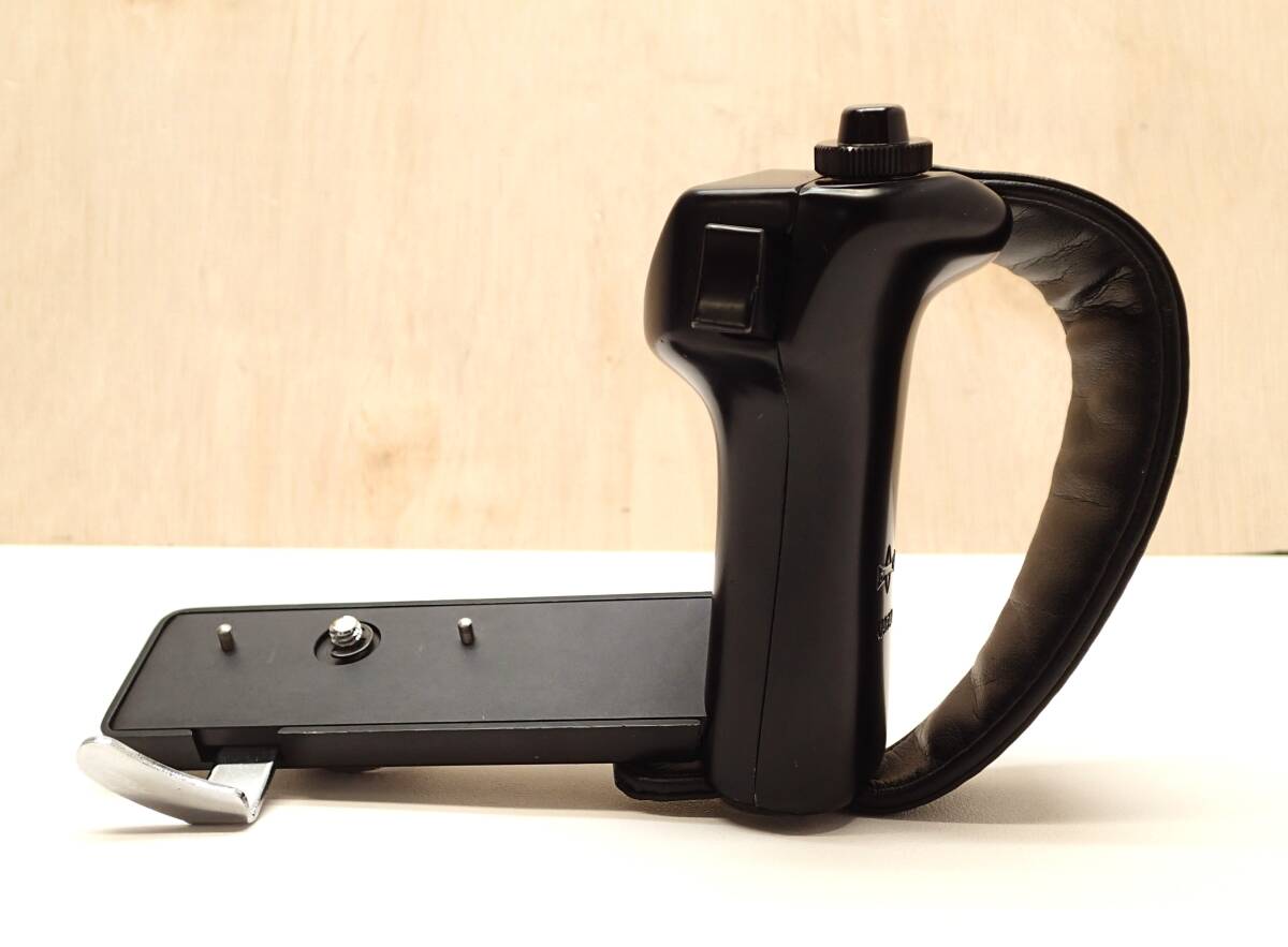 J672A マミヤ MAMIYA　レフトハンドグリップ　M645 RB67 RZ67 等　中盤カメラ用　 現状品 詳しい動作未確認の為ジャンク品
