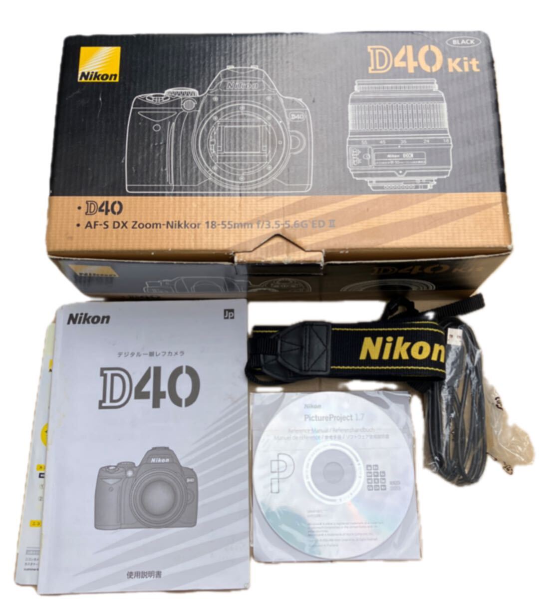 【付属品のみ】 Nikon D40 キット デジタル一眼レフカメラの箱とストラップ、CD-R、書類等