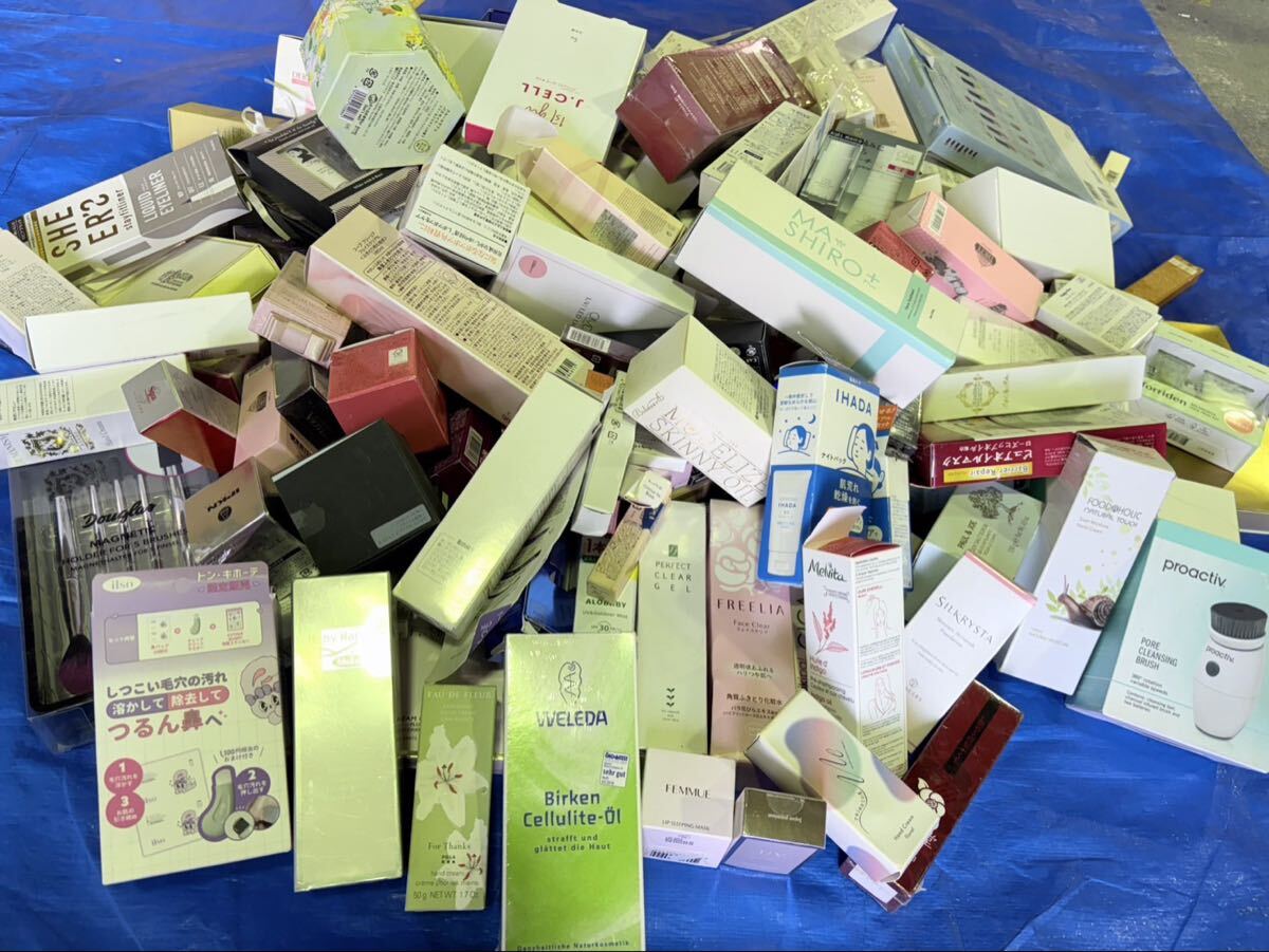 sa869 箱入り 化粧品 大量 まとめ売り 約20kg FEMMUE KANEBO IHADA CICA proactive WELEDA FREELIA ほぼ新品