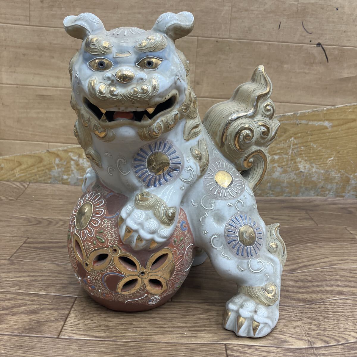 933. 置物 玉乗り獅子 陶器　前橋市から
