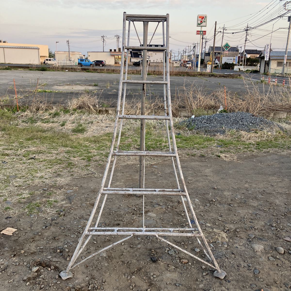 AA. アルミ三脚 園芸ハシゴ 7段　前橋市から