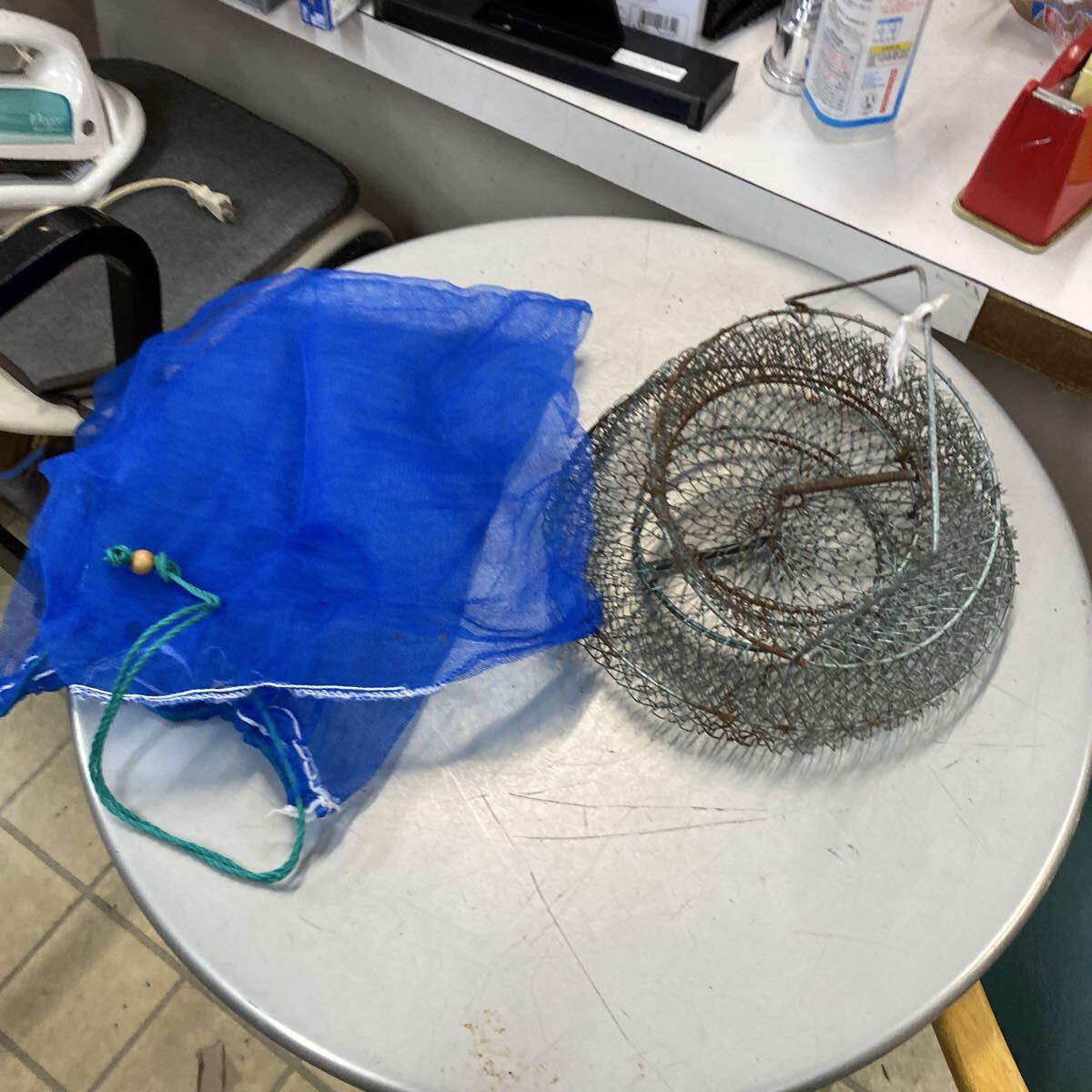 【昭和レトロ】漁具 2点まとめ ワイヤー魚籠 ＆ ナイロン網スカリ ビク 針金細工 古道具 アンティーク ディスプレイ キャンプ 小物入れ