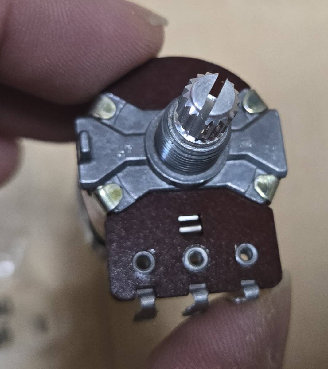 10kΩB ポテンショメータ スイッチ付き 可変抵抗 電源スイッチ一体型 3A125V　■b2