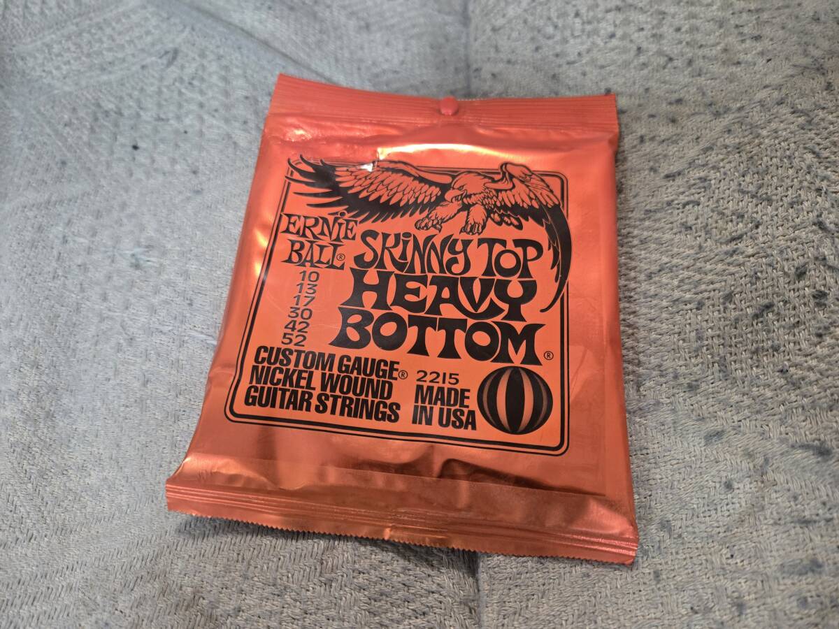 Ernie Ball製SkinnyTop Heavy Bottom（2215）弦　■b2