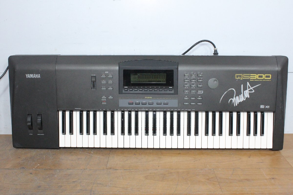 ☆【2H0417-3】 浅倉大介サイン入り YAMAHA ヤマハ シンセサイザー QS300 100V キーボード 61鍵盤 ジャンク