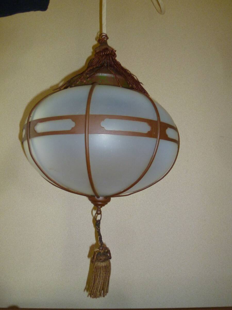 【即決・点灯可】ガラス照明器具(直径26cm) 金属装飾巻き電傘 電笠 乳白 ガラス ランプシェード ペンダントライト レトロ 旧家 古民家