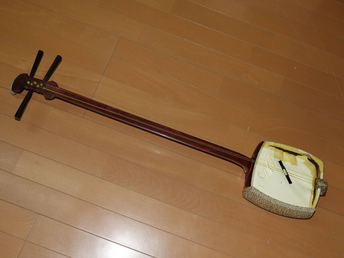 【三味線】60年以上前の物、内部に昭和１８年山田屋　昭和５８年亀屋のラベル有り　皮破れ