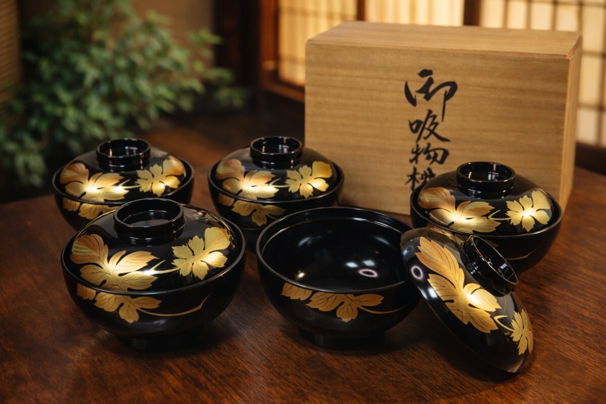 管W1057 【美品】天満屋取扱 吸物椀 5客セット 金蒔絵 草花文 共箱付 木粉複合樹脂製 漆塗 蓋付椀 懐石道具