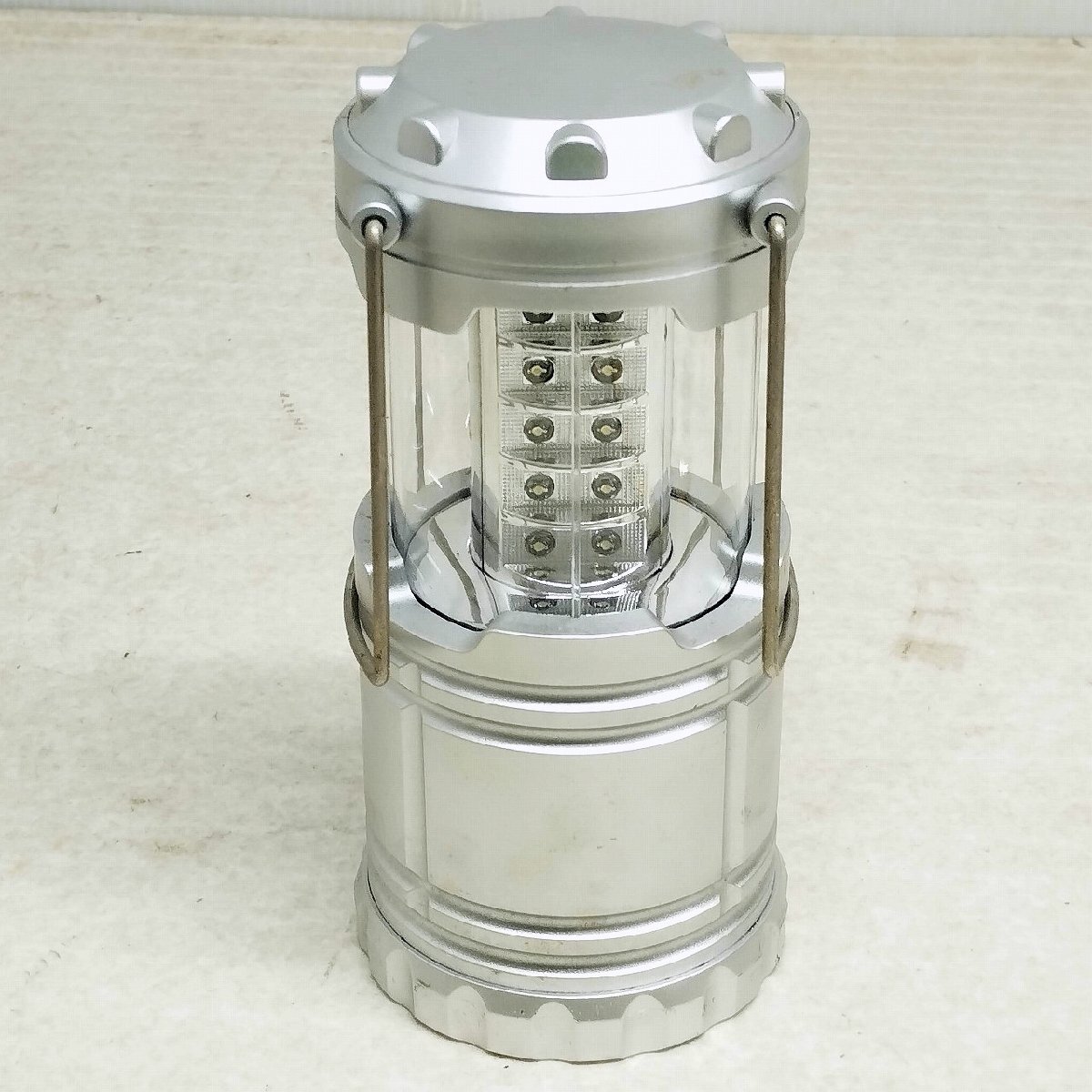 LEDランタン ライト 照明 伸縮式 格納タイプ シルバー 電池式 単三×3 キャンプ 防災 アウトドア 中古