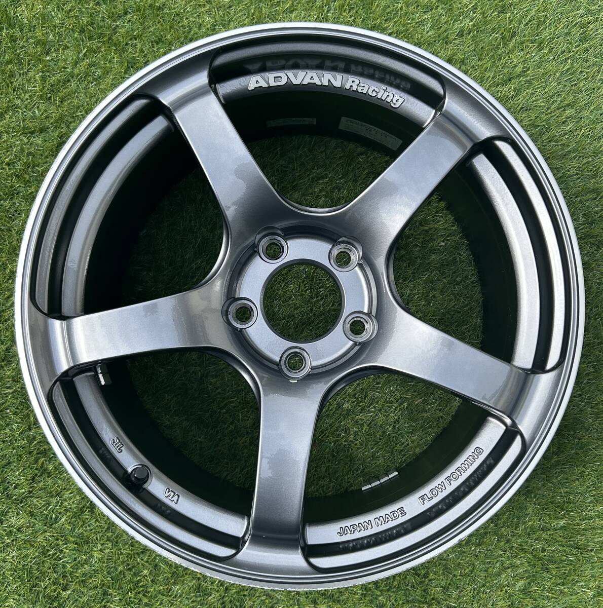 ヨコハマ☆アドバンレーシング TC-4 17x8.0J 5H PCD114.3 OFF38 １本のみ 予備用などに♪