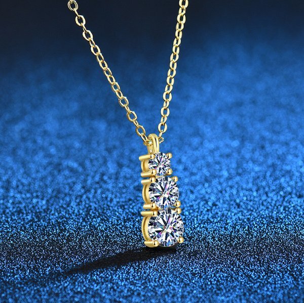 【今だけ送料無料/工場別注品】ブリリアントカットスリーストーンダイヤモンドＣＺペンダントネックレスゴールド