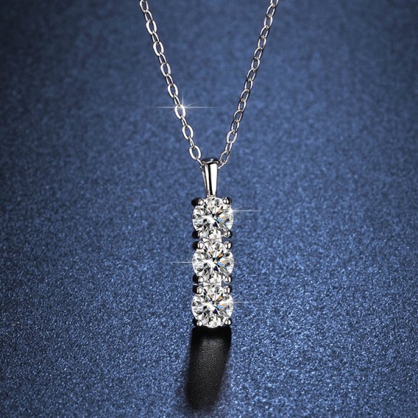 【今だけ送料無料/工場別注品】ブリリアントカットトリロジーダイヤモンドＣＺペンダントネックレス