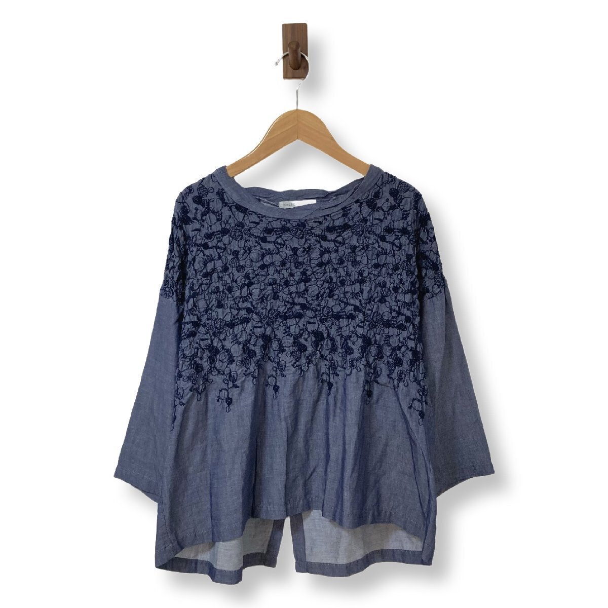 美品 クレッシェントデュオ 洗える刺繍入りバックスリットコットンブラウス M/薄青 oe349