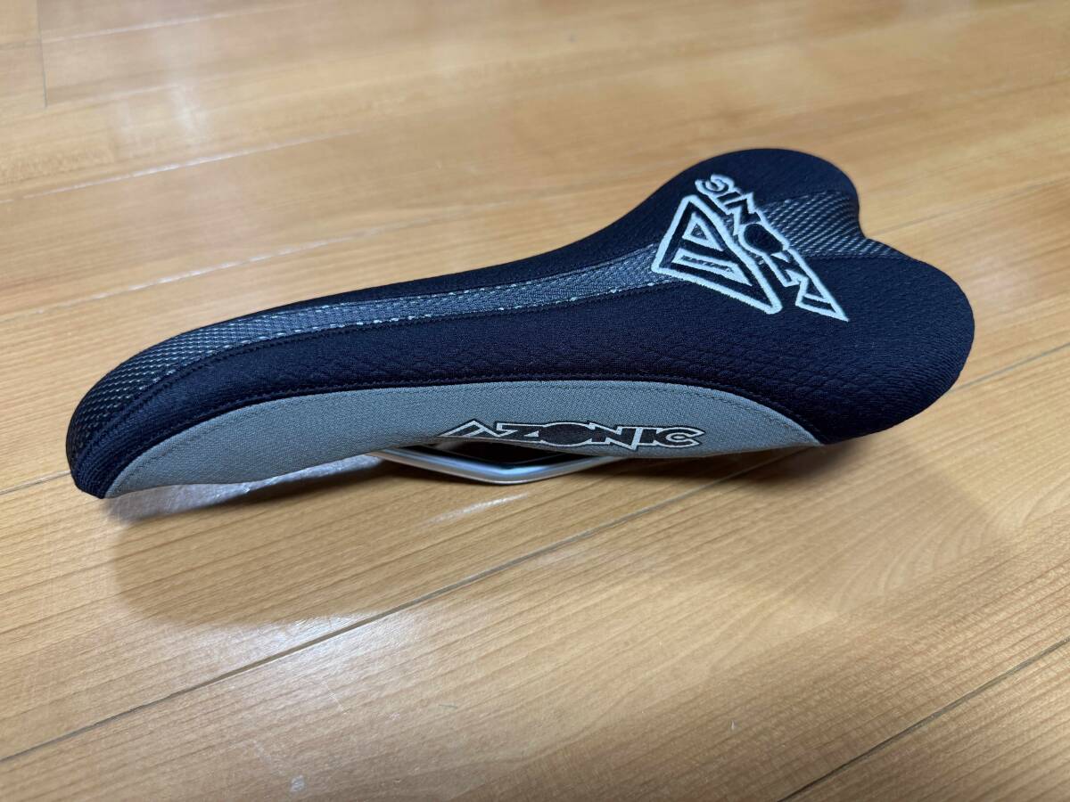 ★新品未使用 AZONIC MTB用サドル★1990年代VINTAGE★ミドルサイズ★KEVLAR生地使用★