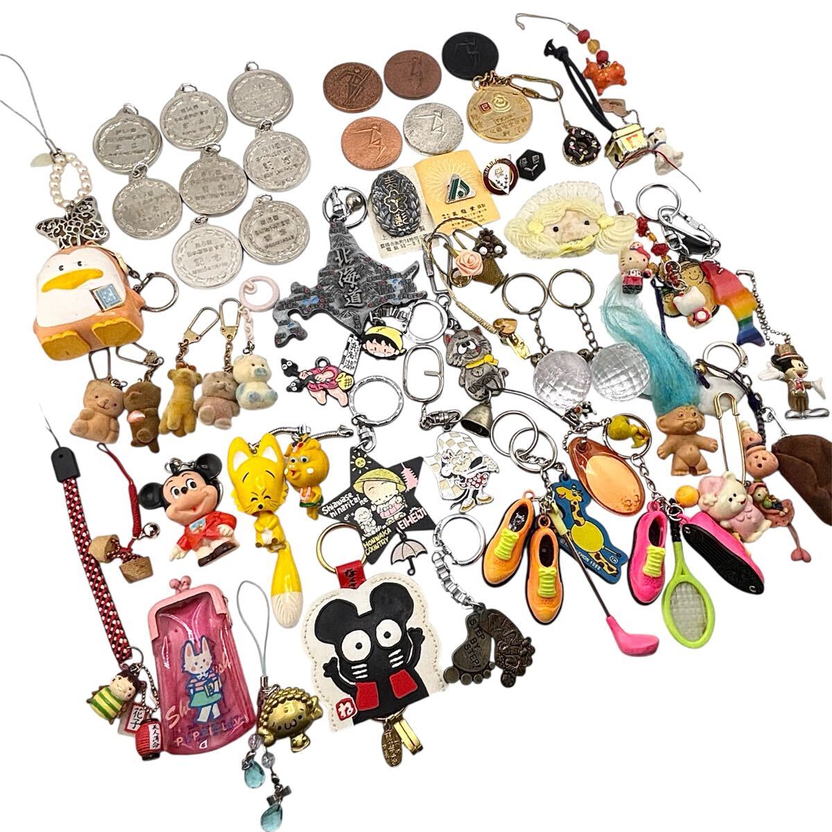 キーホルダー メダル 大量 まとめ売り ご当地 キャラクター 縁起物 平成 レトロ 雑貨 ミッキー マウス ハロー キティ 等【S71078-SJ903】