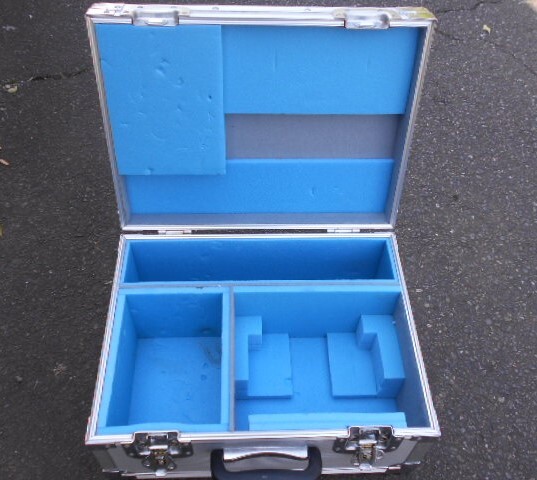 ★　アルミケース　内部工作物有　外寸４１０（Ｗ）×１９０（Ｈ）×３１０（Ｄ)　重量　３・6ｋｇ　中古　★