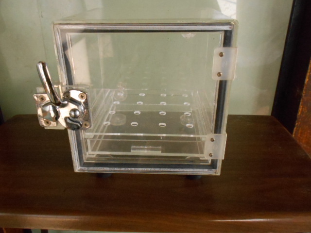 ★　アクリル製　防湿庫　カメラ　レンズ等　防湿保存庫　２００（Ｗ）×２００（Ｈ）×２００（Ｄ）メーカー不明　中古　★