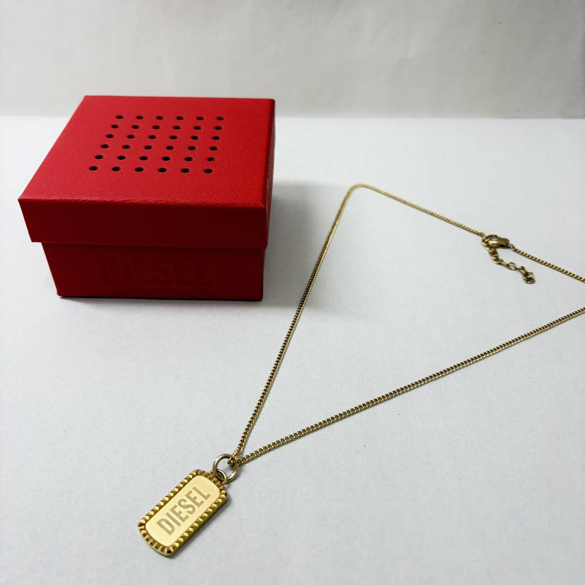 1円〜【美品】DIESEL ディーゼル ネックレス ロゴ プレート型 ペンダント ゴールド 金系 メンズ