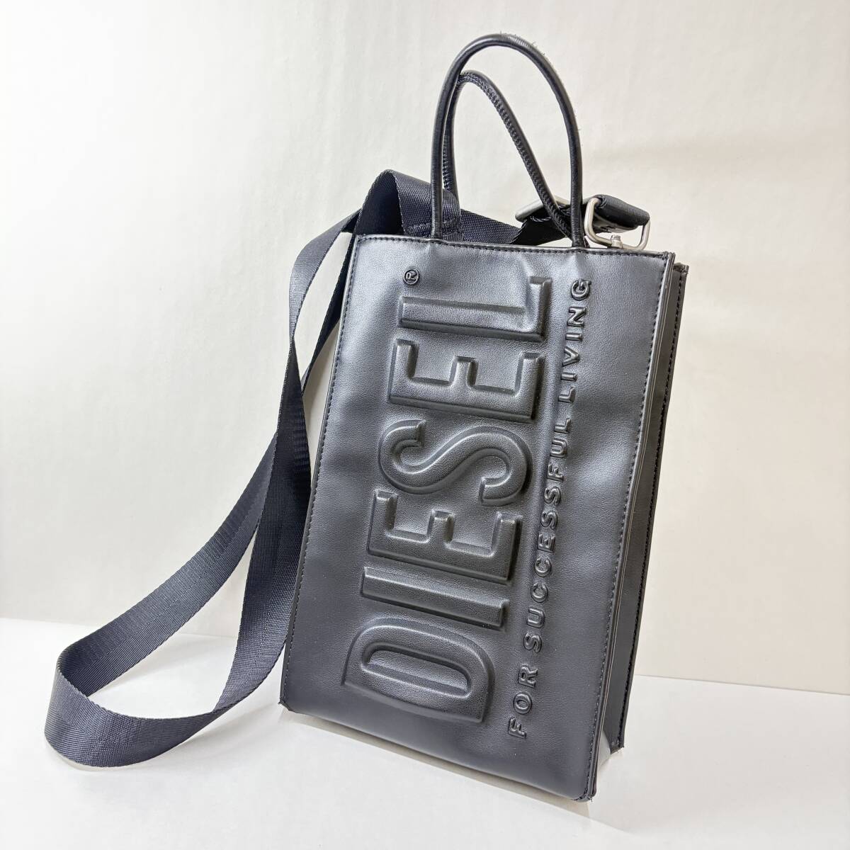 1円〜 美品 DIESEL ディーゼル ショルダー バッグ 3D 立体 エンボス ロゴ ブラック 2way SHOPPER 縦型