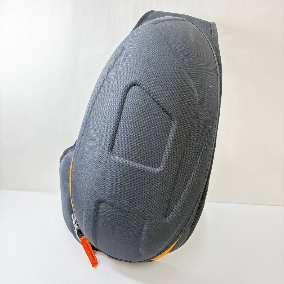 1円〜 美品 DIESEL ディーゼル クロス ボディ バッグ ブラック オレンジ エンボスD ロゴ クーン(まゆ)フォルム