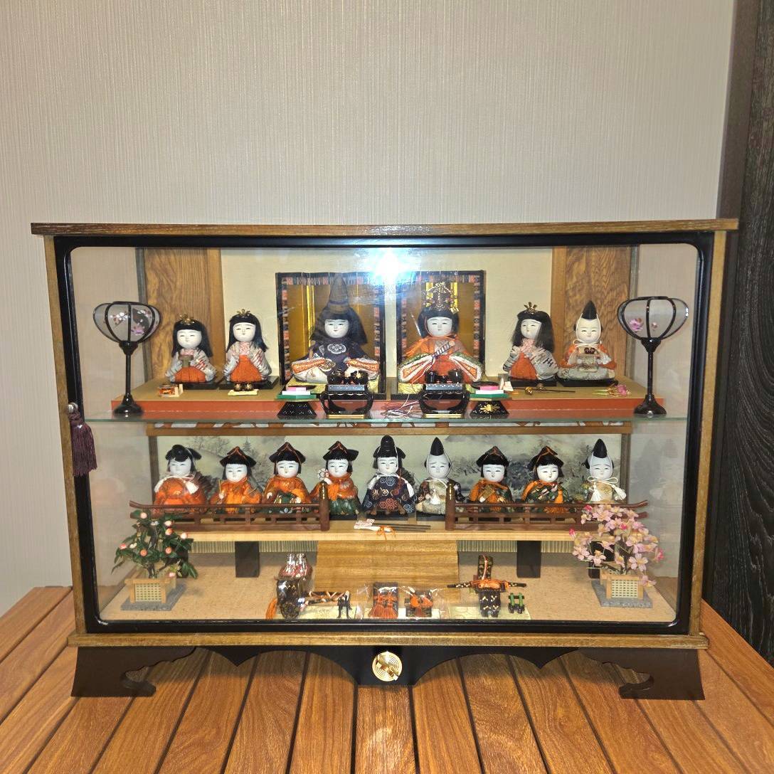 現状品　オルゴール・ライト付き(動作確認済み)　雛人形 木目込み ガラスケース入り お内裏様頭髪破損 官女の手の三方が取れている B231