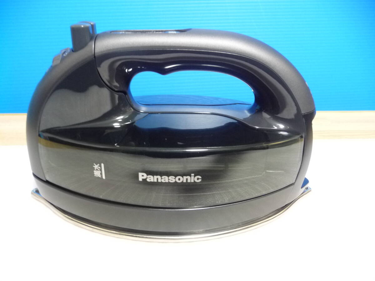◆未使用展示品 パナソニック Panasonic コードレススチームアイロン NI-WL708-K [Wヘッドベース/ステンレス×ニッケル/衣類除菌] 保証付
