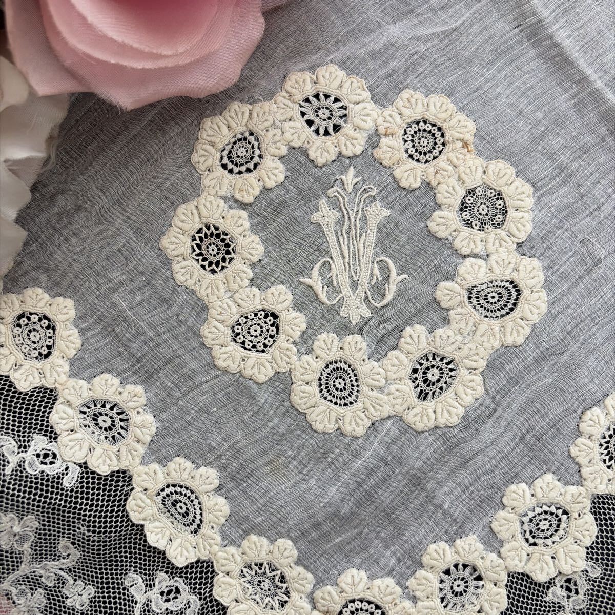 フランスアンティーク豪華！美しいイニシャル刺繍レースのハンカチ！ロマンティック　花刺繍　ハンドメイド　ドール　素材　ホワイトワーク