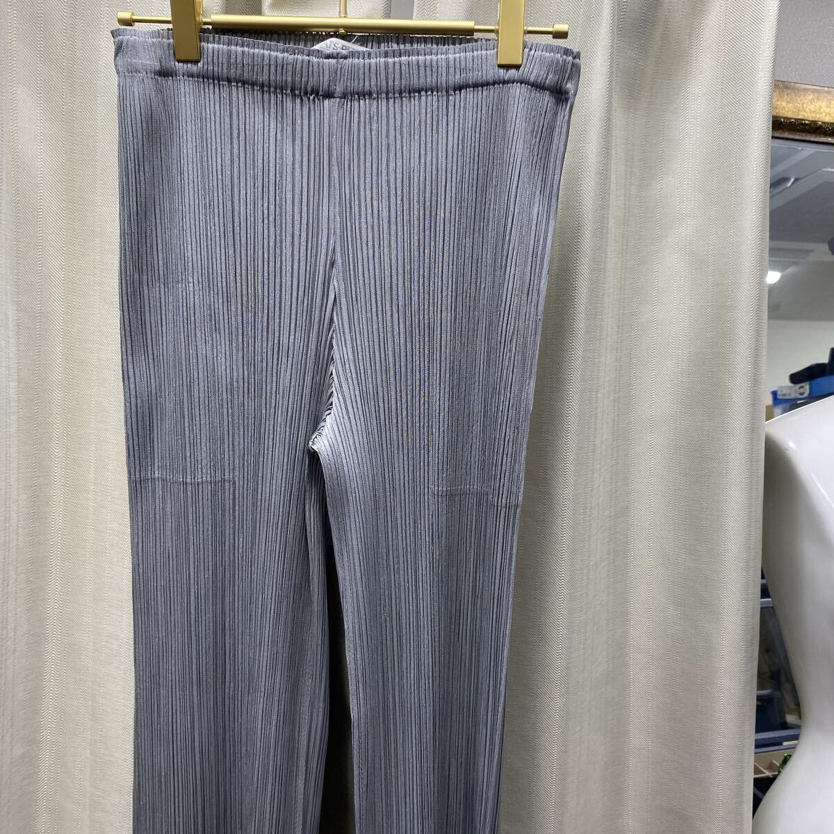 PLEATS PLEASE プリーツプリーズ ISSEY MIYAKE イッセイミヤケ パンツ　グレー系　レディース　2サイズ　Mサイズ相当　F52
