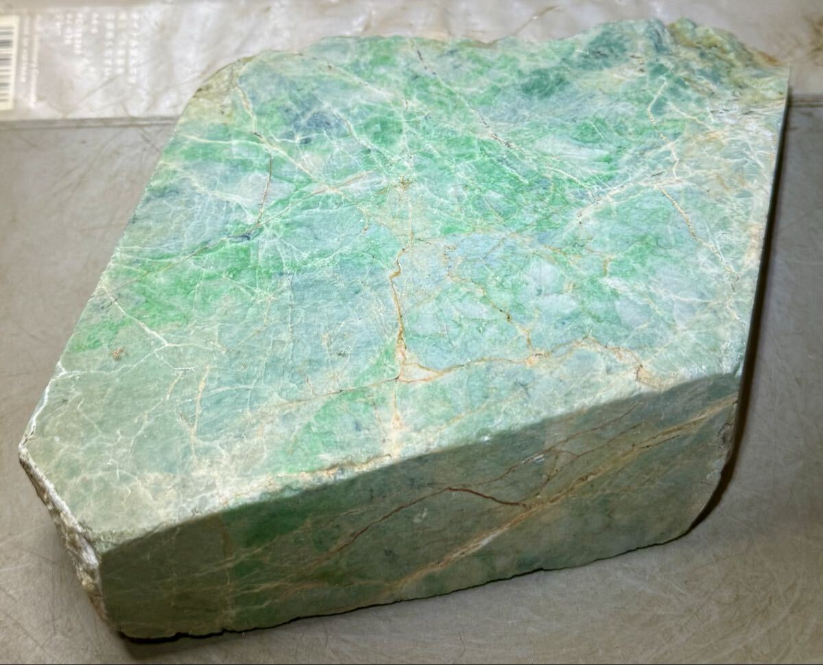ミャンマー産超巨石天然本翡翠原石2.98kg4面カット磨き無し［JADEITE］綺麗^ ^大迫力^ ^