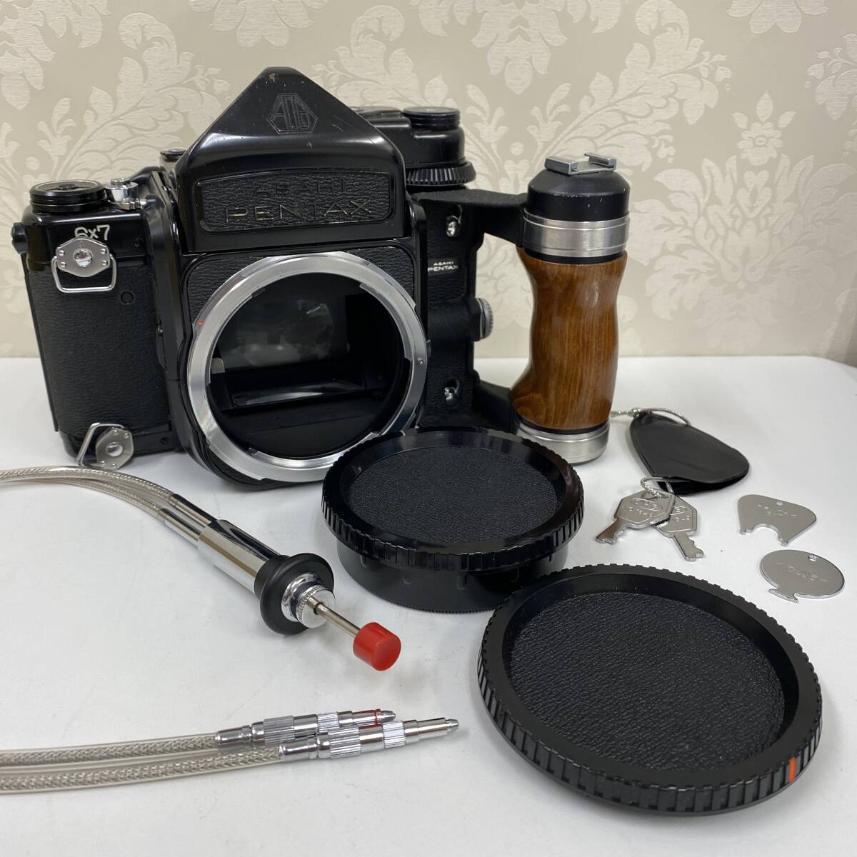 C-93200R【通電動作未確認】ASAHI PENTAX ペンタックス 6×7 中判フィルム一眼レフカメラ 現状品 ボディ 木製グリップ 撮影 バケペン