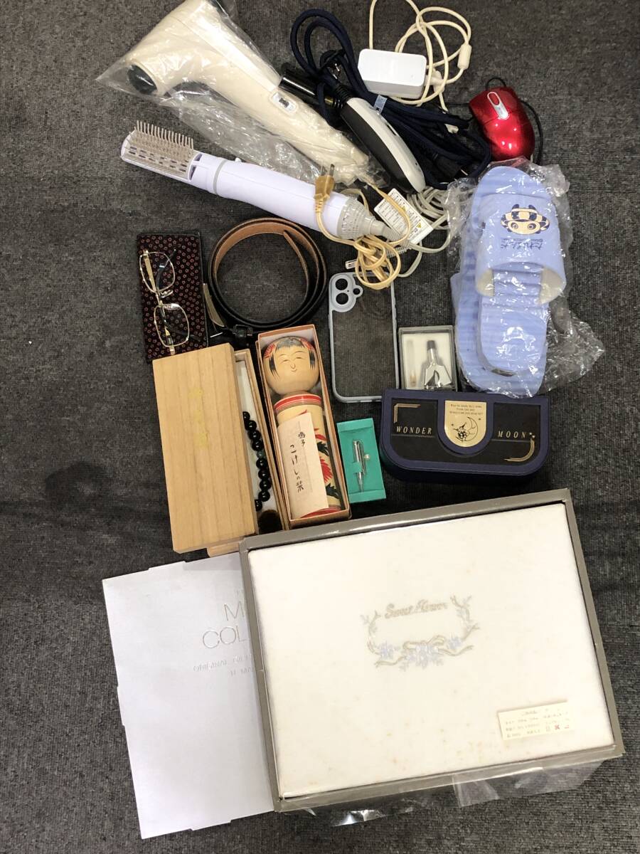 Y-0409K 1円～ ドライヤー など 雑貨 おまとめ こけし マッサージ器 シーツ パーツ取り ジャンク 現状品