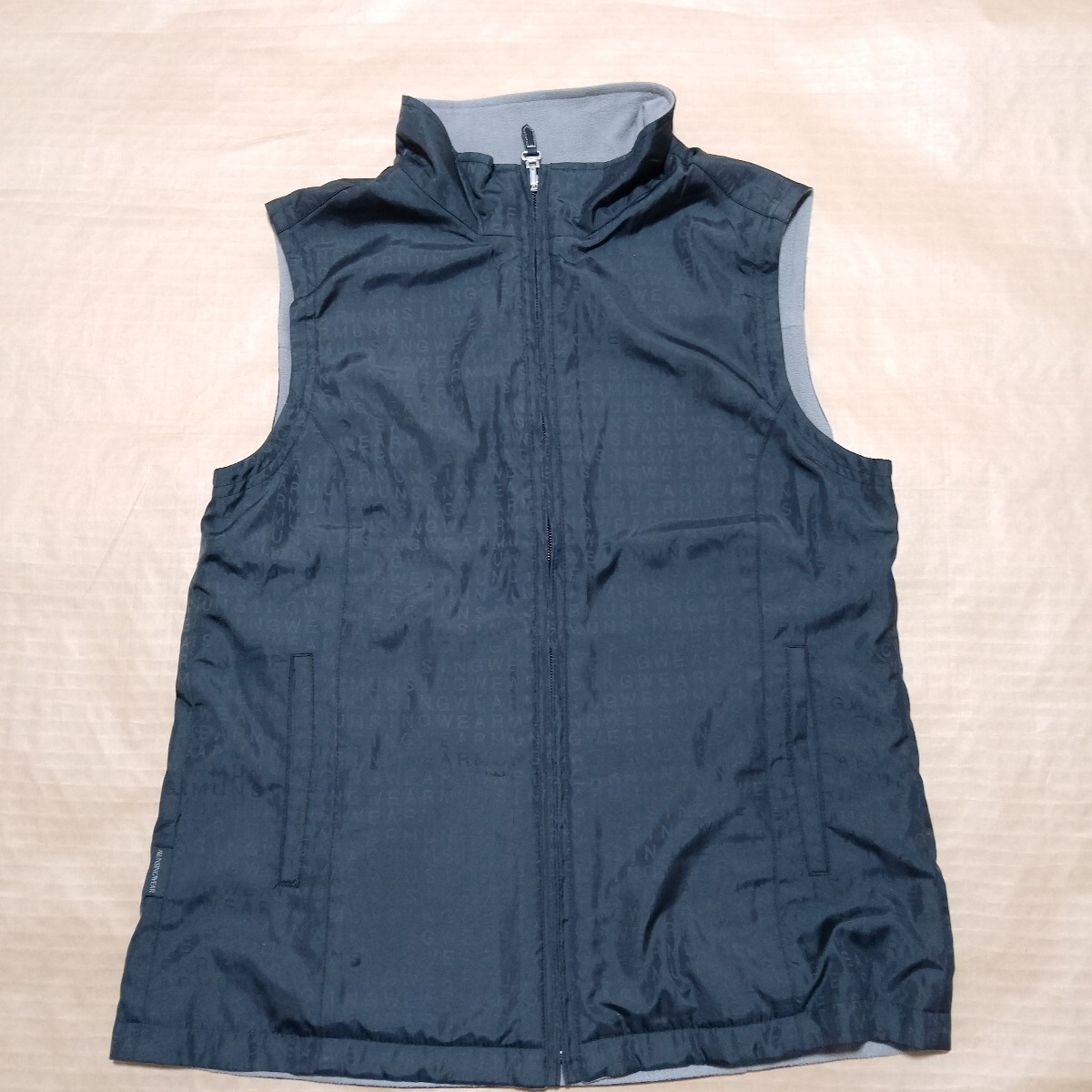 Ｈ506 Munsingwear（マンシングウェア）Reversibleベスト　ゴルフウェア　ブラック＆グレー(フリース）レディースＭサイズ