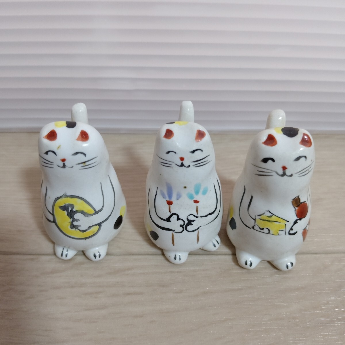 Ｈ572 招き猫　猫　置物　昭和レトロ　手書き　小物　約4.5cm　可愛い　「小判・チーズとワイン・花」 3個セット