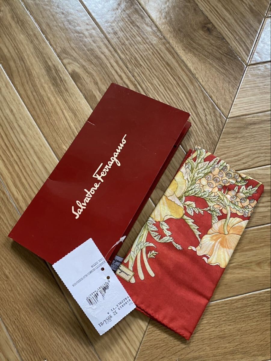 未使用 サルヴァトーレ フェラガモ Salvatore Ferragamo コットン スカーフ ハンカチ 赤 花柄 ss051101