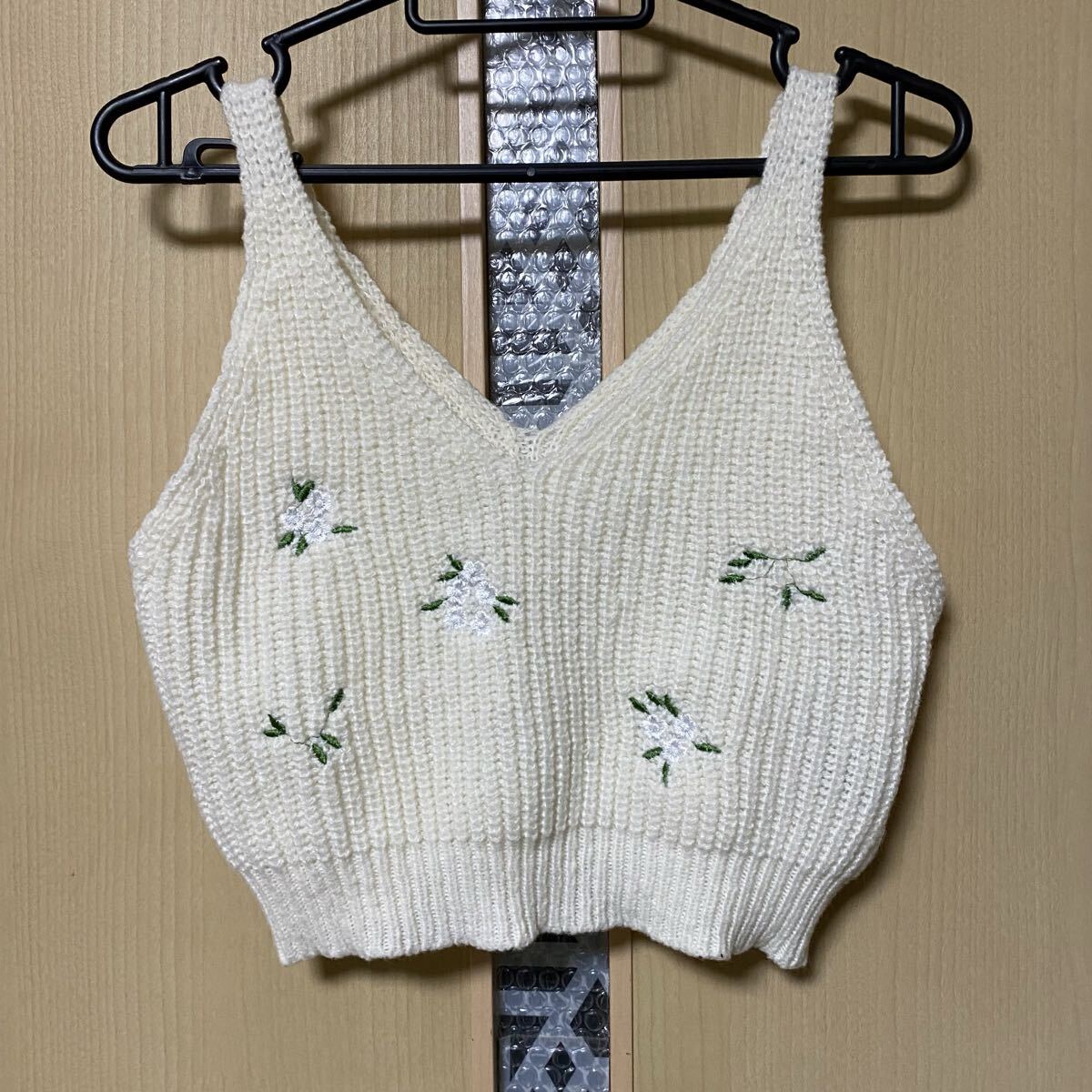ニットベスト キャミソール ノースリーブ ニット ベスト ショート丈 花柄 刺繍 ホワイト 白 S